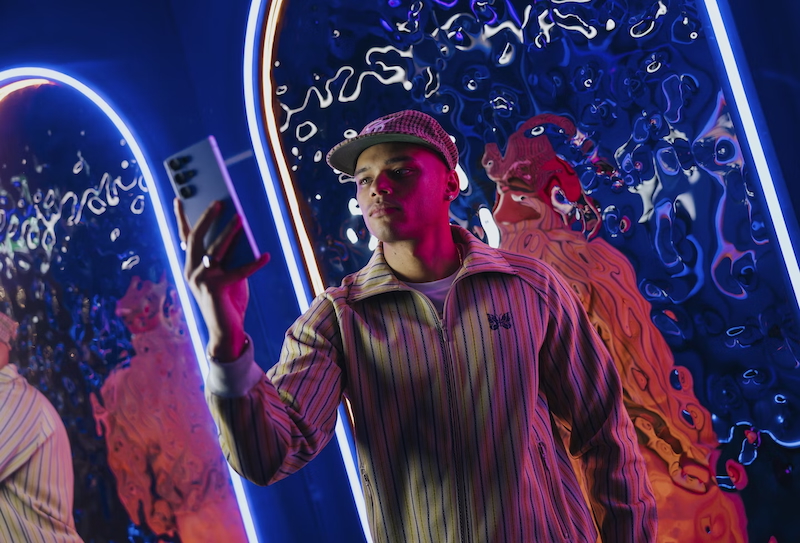 Guest using Galaxy device at Space to Dream